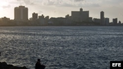 HAB03 - LA HABANA (CUBA), 11/01/08.- Un hombre pesca hoy, 11 de enero de 2008, en inmediaciones del malecón de La Habana (Cuba). EFE/Alejandro Ernesto